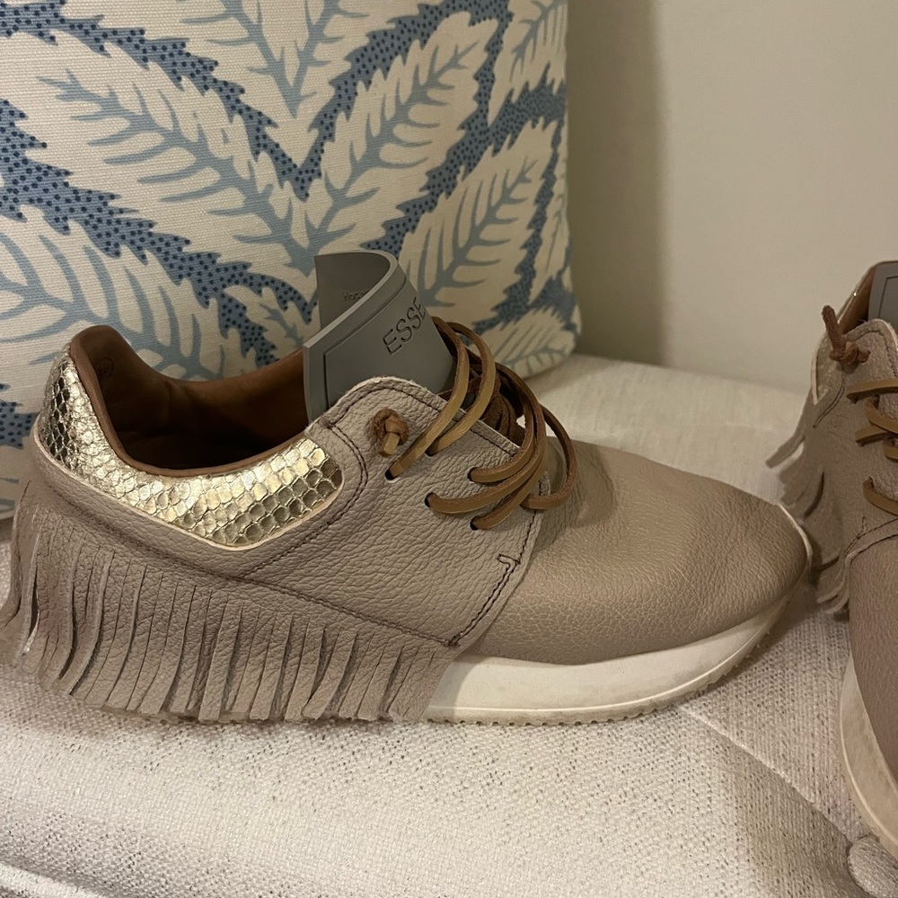 esseutesse leather fringe sneaker